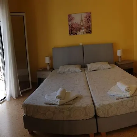 ξυλοκαστρο σπίτι δίπλα στα πεύκα και τη θάλασσα! *