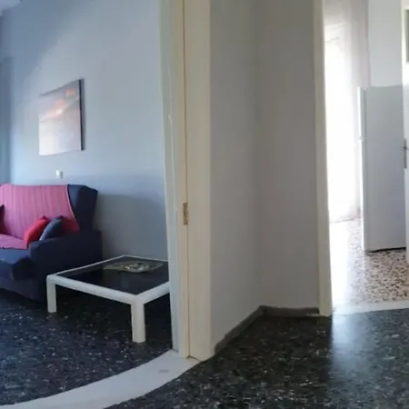 ξυλοκαστρο σπίτι δίπλα στα πεύκα και τη θάλασσα!