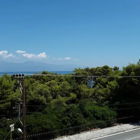 ξυλοκαστρο σπίτι δίπλα στα πεύκα και τη θάλασσα! Appartement *